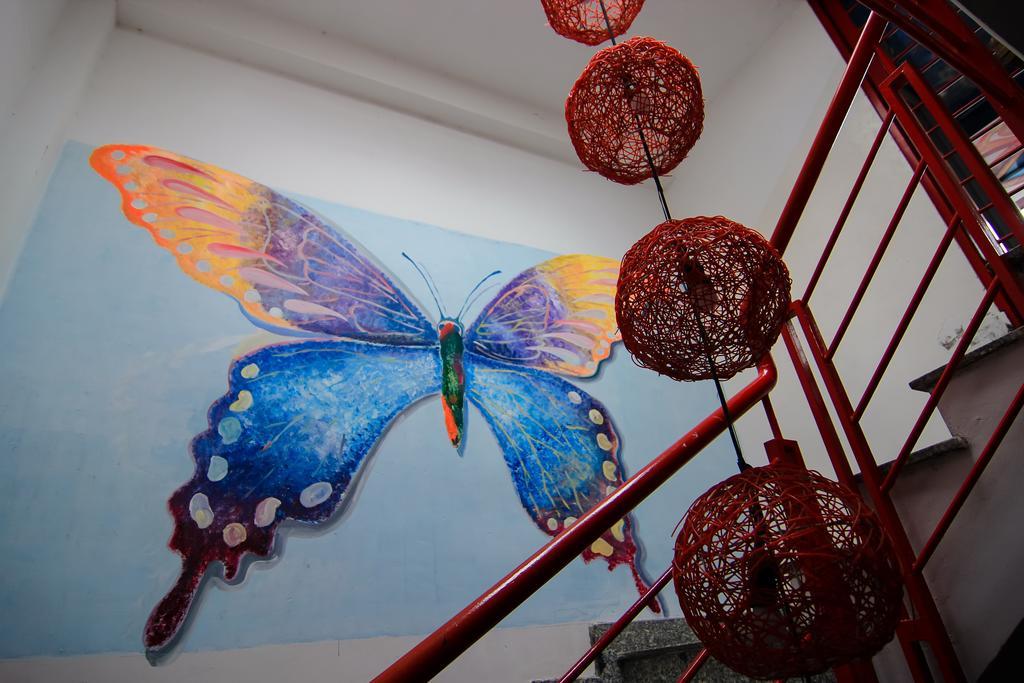 Wanderlust Saigon Hostel & Rooftop Bar ホーチミン市 エクステリア 写真
