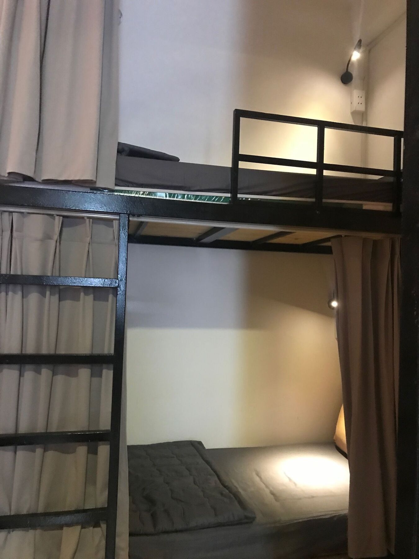 Wanderlust Saigon Hostel & Rooftop Bar ホーチミン市 エクステリア 写真