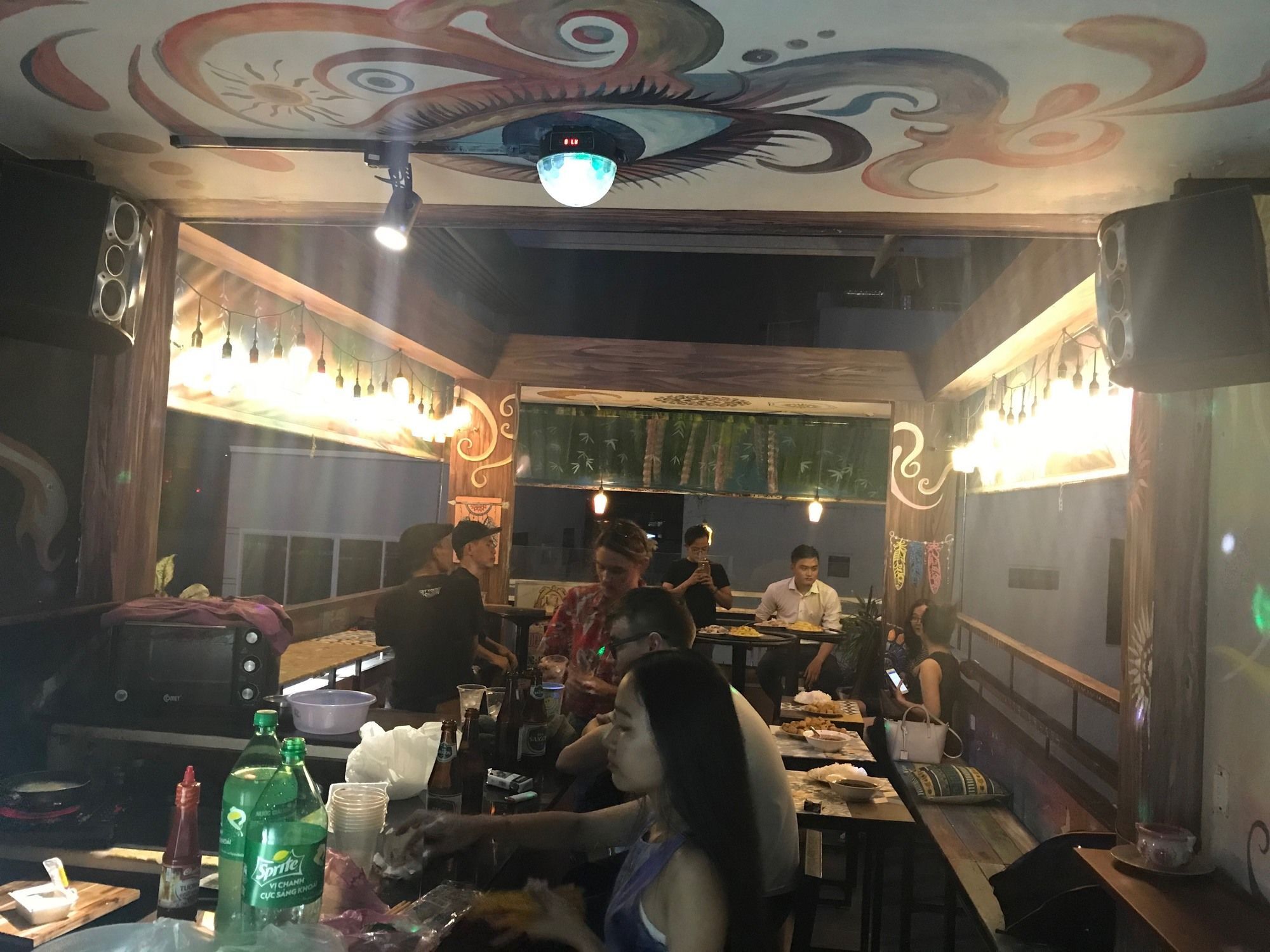 Wanderlust Saigon Hostel & Rooftop Bar ホーチミン市 エクステリア 写真