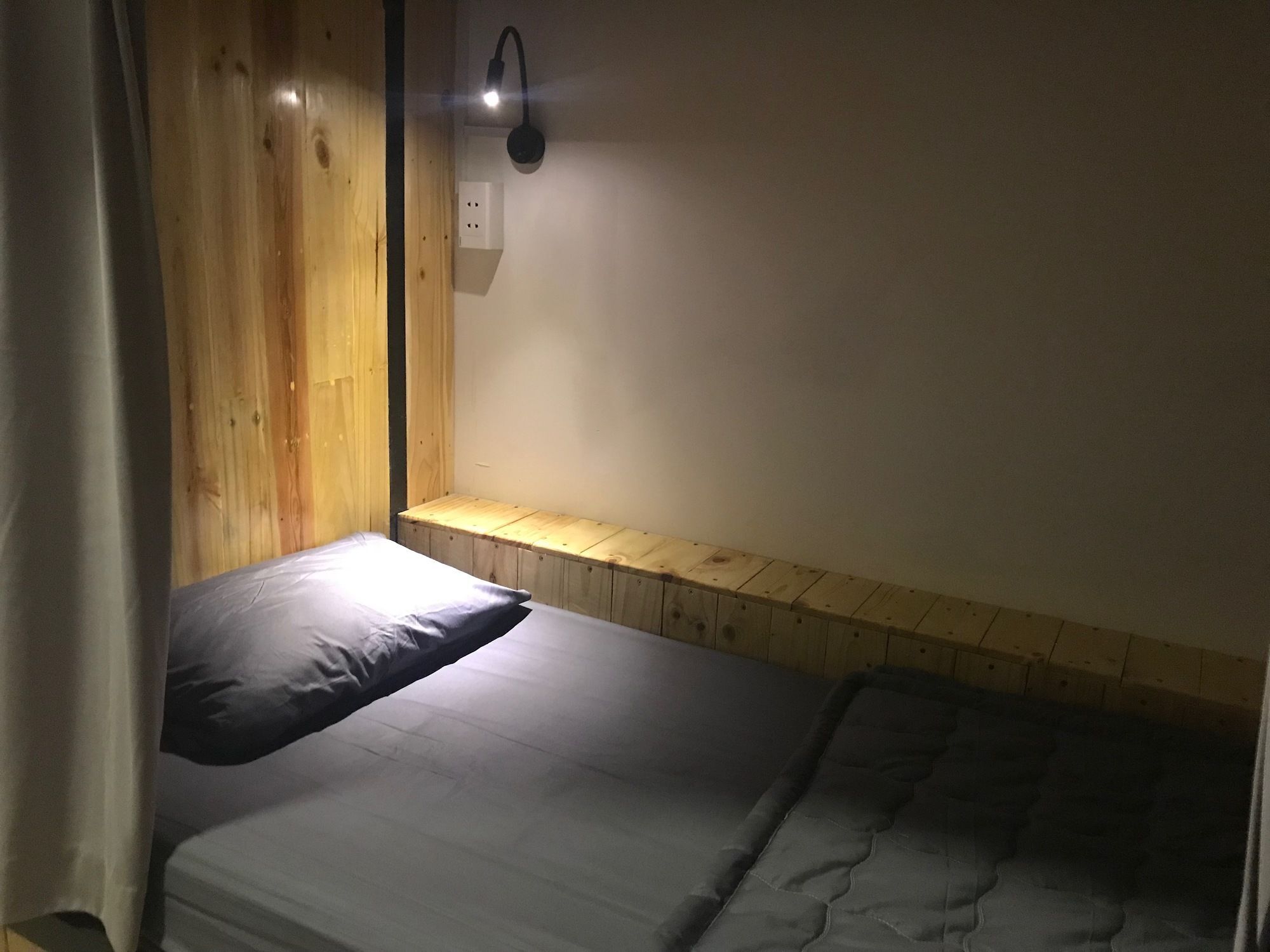 Wanderlust Saigon Hostel & Rooftop Bar ホーチミン市 エクステリア 写真