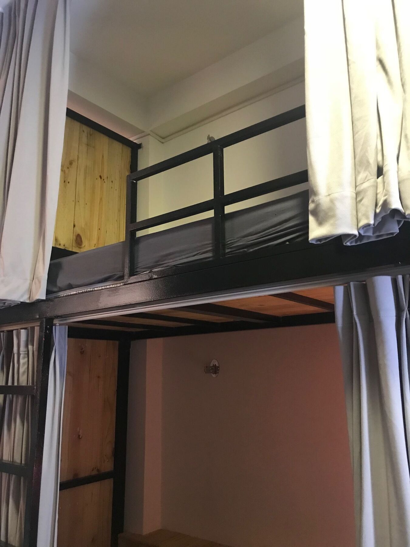 Wanderlust Saigon Hostel & Rooftop Bar ホーチミン市 エクステリア 写真