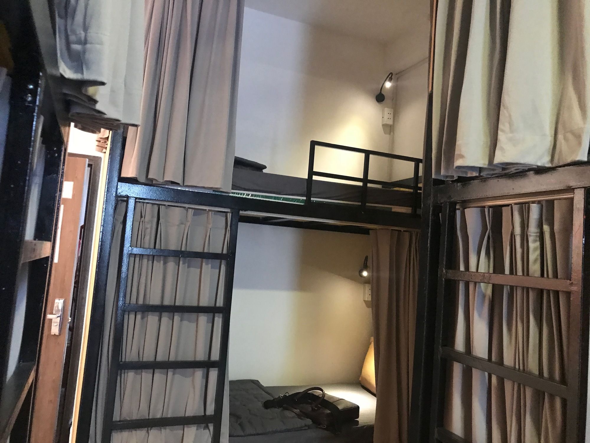 Wanderlust Saigon Hostel & Rooftop Bar ホーチミン市 エクステリア 写真